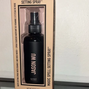 Jason Wu - Magic Spell Setting Spray   - Helt ny/oanvänd, nypris: 299:-                           Magic Spell Matte Setting Spray, 105ml, är en matt setting spray berikad med Vitamin C och Rosvatten som bidrar till hudens återfuktning, utjämnande och minskar rödheter i ansiktet. Den innehåller även ingredienser som hjälper till att reducera stora porer samt ingredienser som verkar uppljusande.  Bra att veta: Cruelty Free, Vegansk, Longlasting, Clean Beauty. Erbjuder rabatt vid köp av 2 eller fler produkter!