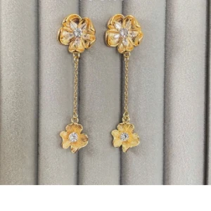 Så fina örhänge  - Säljer dessa jättejättefina örhängena❤️ i guld med blommor på och stenar ❤️❤️❤️köpta för 200 på ett uf företag!!