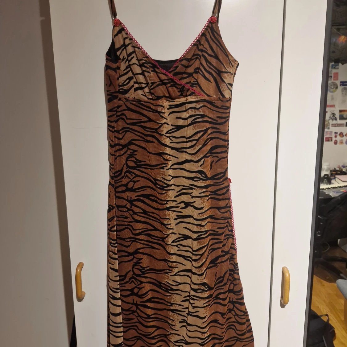 Tigermönstrad klänning med spetsdetaljer