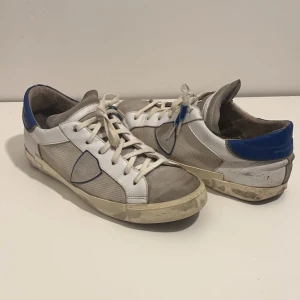 Vita skor från Philippe model  - Säljer ett par snygga Philippe model i storlek 43. Passar Perfekt nu till våren och de varmare vädret. Skon går att enkelt att matcha med vilken outfit som helst. Skicka gärna in prisförslag om ni har något bättre förslag.