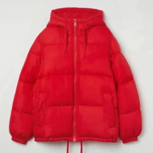 Röd dunjacka med huva - Säljer den populära jackan från hm. Väldigt varm och skön💕