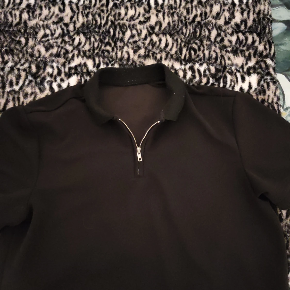 Svart pikétröja med dragkedja - 1