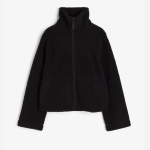 Svart teddyjacka H&M - Trendig och mysig svart teddyjacka med hög krage och dragkedja framtill från H&M som är slutsåld överallt. Perfekt till våren, kalla sommardagar och hösten, den är stilren och har inga deffekter. Pris går att diskutera vid snabb affär. Kontakta mig ifall ni har funderingar och fågor! POSTAR SAMMA DAG ELLER DAGEN EFTER!. 