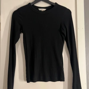 Ribbad långärmad - Ribbad tajt tröja från H&M i storlek XS. Är i fint skick förutom ett litet hål på vänstra armbågen