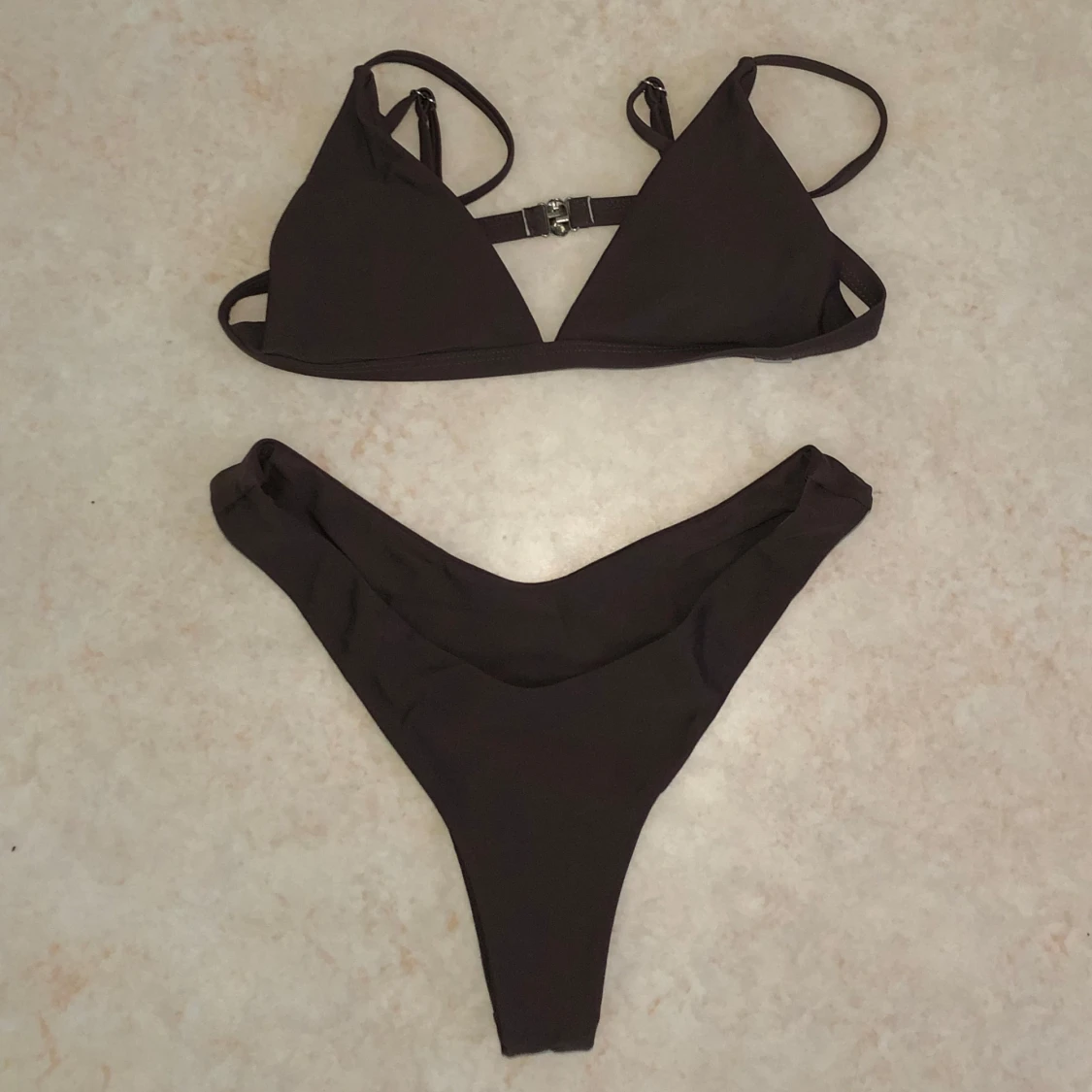 Brun bikini med triangelformad topp