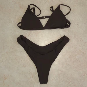 Brun bikini med triangelformad topp - ❗️TAR ENDAST EMOT SWISH , skriv t mig vid köp ❗️Snygg brun bikini med triangelformad topp och smala axelband. Justerbara band. 🤎