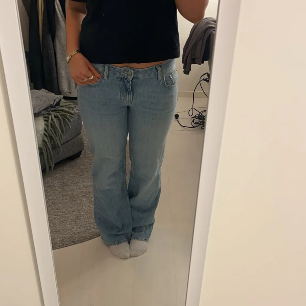 Säljer även dessa superfina jeansen från lager 157 som är lågmidjade och lite pösigare i modellen. Dessa knappt använda och är i väldigt bra skick.🌸. Farkut & Housut.