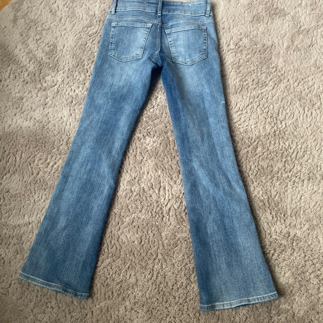 Blå bootcut jeans med pressveck  - 3