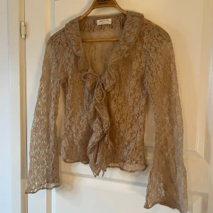 Blommig Volang Blus! - Köpt cirka tre år sedan från Urban outfitters! Prima skick och väldigt fin till sommaren, har däremot inte stor användning av den tyvärr✨ 