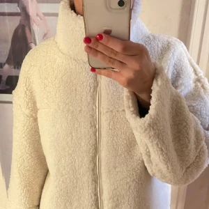 Vit teddyjacka  - Mysig vit teddyjacka från GinaTricot! Aldrig använd, prislappen är kvar! Helt slutsåld. Kan gå ner i pris vid snabb affär