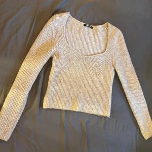 Beige stickad tröja från Gina Tricot - Säljer en snygg beige stickad tröja från Gina Tricot. Den är storlek M men passar bra på mig som är S💕skriv om du vill ha fler bilder💕💕
