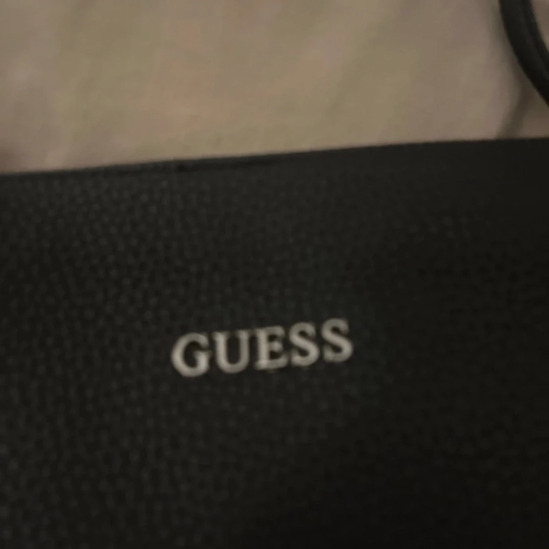 Svart axelväska från Guess - 3