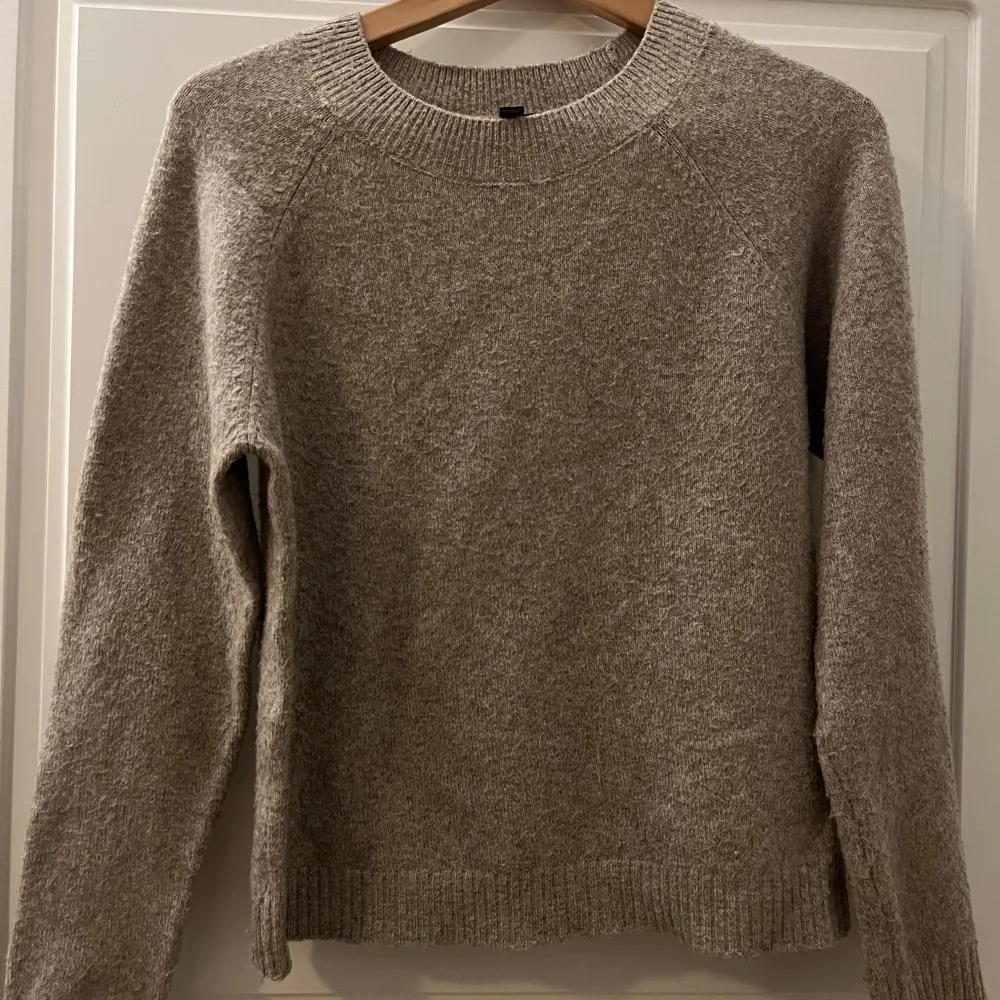Säljer en mysig beige stickad tröja med rund hals och långa ärmar. Perfekt för kyliga dagar och enkel att matcha med olika outfits. Ett måste i garderoben för den som älskar stil och komfort. Inköpt på Vero Moda, Storlek S. Neuletakit & Villapaidat.