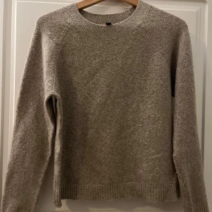 Beige stickad tröja - Säljer en mysig beige stickad tröja med rund hals och långa ärmar. Perfekt för kyliga dagar och enkel att matcha med olika outfits. Ett måste i garderoben för den som älskar stil och komfort. Inköpt på Vero Moda, Storlek S