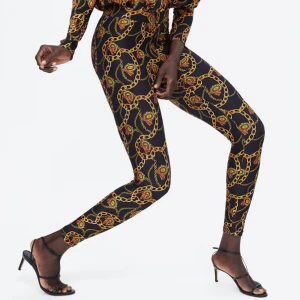 Svarta leggings med kedjemönster - Snygga svarta leggings med ett iögonfallande kedjemönster. Perfekta för att ge din outfit en unik touch. De är tighta och bekväma, vilket gör dem idealiska för både vardag och speciella tillfällen.