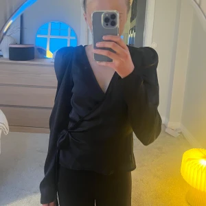 Söt blus - Säljer denna super fina blusen i  från GinaTricot med puffade ärmar💋💋Passar perfekt till skolan/jobbet och festligare tillfällen!!
