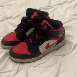 Jordan 1 mid  - Säljer dessa skit coola svart röda Jordan 1 mid!! Dom är använda men fof gott skick!!❤️❤️