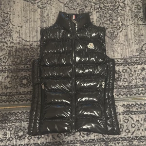 Moncler Väst - Snygg svart Väst ifrån Moncler. Nytt skick inte använd för att den är för tight och inte min stil