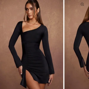 Svart kort klänning - Svsrt kort klänning med slits och veckade detaljer framtill samt så har den utsvängda ärmar och en snedskuren urringning. Aldrig använd endast testad, säljer för att den är för liten.