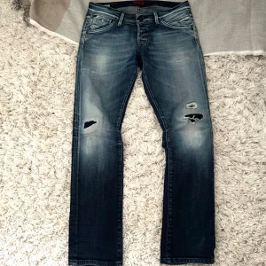 Blå jeans med slitningar - Säljer ett par feta jeans från jack & jones med slitningar! Byxorna är i bra skick, 9/10. Storleken är 30/30!