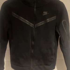 Svart tröja från Nike - Säljer en Nike tech fleece tröja. tröjan är i storlek 137- 147 cm. passar till mindre barn. tröjan har inga defekter. tveka inte på att skriva om du har någon fråga! 