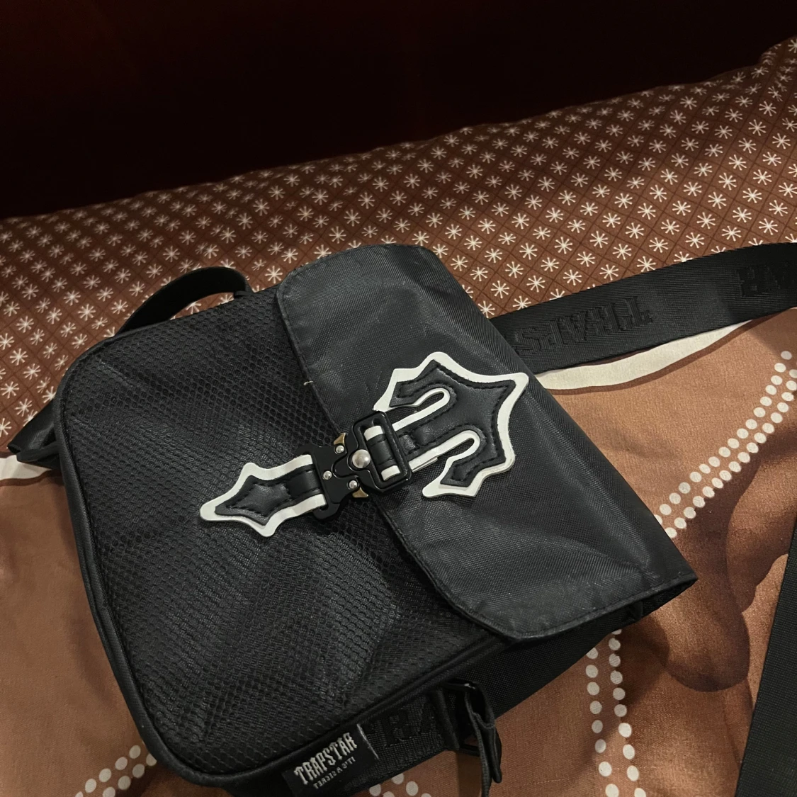 Svart trapstar väska