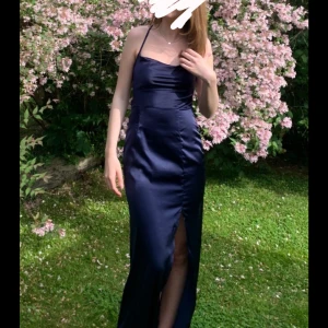 Balklänning  - Nu säljer jag min superfina balklänning från 9:ans bal💕Klänningen är använd en gång. Den är marinblå i ett glansigt material med superfin snörning i ryggen och även en slits på låret💕Klänningen är köpt från SHEIN💕Jag är ca 170 cm lång , den går även att sy upp lätt längst ner och även anpassa storlek med hjälp av snörningen i ryggen🤗