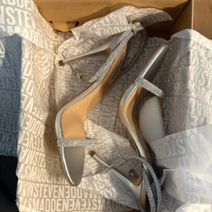 Oanvända Steve Madden klackar - Ett par helt nya, oanvända Steve Madden klackar, endast provade. Storlek 39, normal i storlek, nypris 999kr. Originalkartong