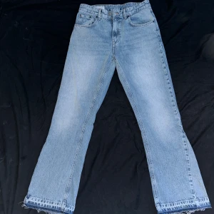Blå flaredjeans från Zara - Snygga blå flared Jeans från Zara med en rak passform och fransar vid bensluten👍🏽Den är ny och är aldrig använt😁skick 10:10