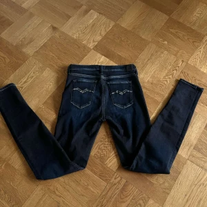 Replay Jeans - Tja, säljer nu ett par mörkblåa Replay jeans då dom är för små. Jeansen sitter ganska tight och har en smal passform. Tveka inte att skriva vid funderingar. Priset kan diskuteras vid snabb affär!