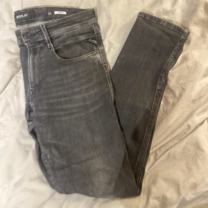 Replay Anbass jeans - Tvär feta jeans från Replay, modell Anbass. De har en klassisk femficksdesign med dragkedja och knapp. Perfekta för en stilren look. Storleken är 33/34