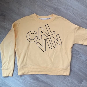 Gul sweatshirt från Calvin Klein - A lovely sweatshirt from Calvin Klein Performance. Has never been used although the tag is missing, because the color does not suit me well. Discount can be offered 🧡