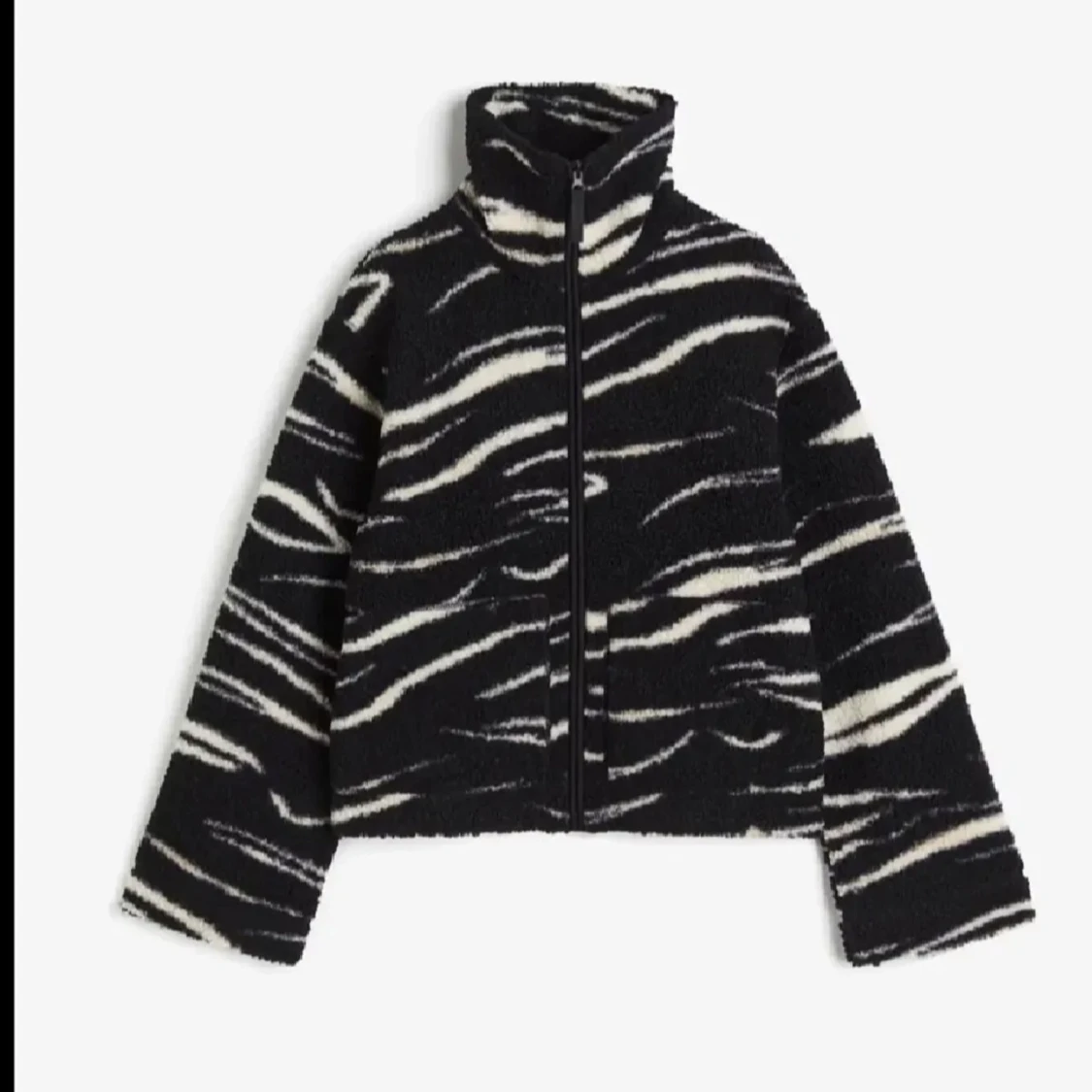 Svart och vit teddyjacka med zebramönster