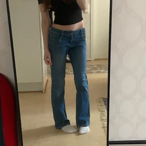 lågmidjade jeans med bootcut - Superfina lågmidjade jeans från märket Ichi. Storleken är waist 29 lentgh 32. För referens är jag 169cm lång och brukar vanligtvis ha waiststorlek 28, men dessa passar perfekt på mig. 