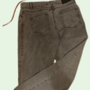 Gråa Grunt Jeans - Mycket Bra skick, knappast använda, är du runt 170cm sitter de perfekt, för fler bilder, övriga frågor och pris kontakta mig :)