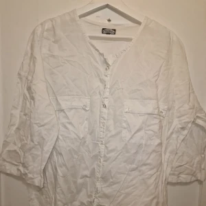 Vit oversize skjorta från BikBok  - Säljer en stilren vit oversize-skjorta från BikBok. Snygg till sommaren med bikershorts under.
