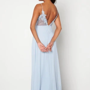 Ljusblå långklänning med spetsdetaljer - Säljer min balklänning eftersom jag inte har något tillfälle att ha på mig den. Super fin och bara använd 1 gång💞 