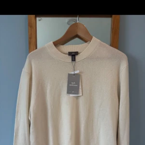 Cashmere tröja från H&M - Jag säljer denna tröja då den var alldeles för stor för mig. Den är i väldigt bra skick då jag köpte den för 3 veckor sedan och har inte kommit till användning. Med andra ord är det som att köpa en helt ny och fräsch tröja. Nypris på tröjan är 1200 och säljer den för nästan halva priset. Hör av er vid intresse!