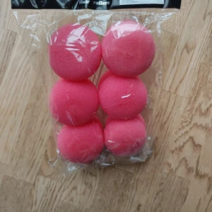 Rosa hårspolar i skumplast - Säljer ett set med sex rosa hårspolar i skumplast. Perfekta för att skapa volym och lockar utan värme. De är lätta och bekväma att använda, idealiska för nattstyling. Kommer i en genomskinlig plastförpackning. 