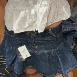 Jeanskjol - Trendig jeanskjol med volang!! Superfin stil som passar till allt💘xs/s