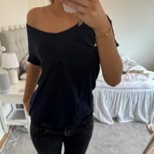 T-shirt  - Fin mörkblå större T-shirt som man kan ha hur man vill🩷