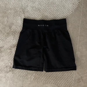 Svarta shorts från NVGTN - Svarta seamless shorts från NVGTN, köpte och använda 1 gång så dom är så gott som nya, säljer då jag inte får någon användning av dom🎧🤍