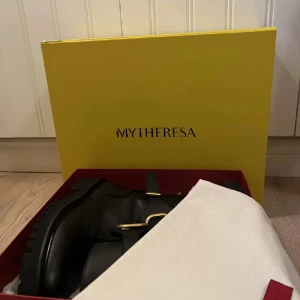 Valentino Garavani Boots - Valentino Boots i storlek 38. Använda fåtal gånger och i väldigt bra skick. Original förpackning och kvitto medföljer. 
