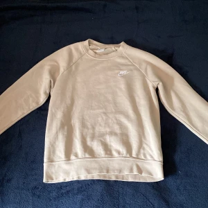 Beige Nike tjocktröja - Tröjan är i xs och har en slim passform. Den är i riktigt bra skick och nästan 1 gång Säljer denna tröja för den är för liten för mig. Pris går att förhandla