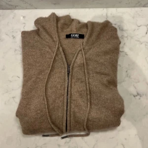 Beige hoodie från GOBI - Säljer en beige hoodie från GOBI med dragkedja. Perfekt för kyliga dagar, med långa ärmar och praktiska fickor framtill. En stilren och bekväm tröja för alla tillfällen. Nypris runt 4000, bättre kashmir än Soft Goat! Perfekt skick💯
