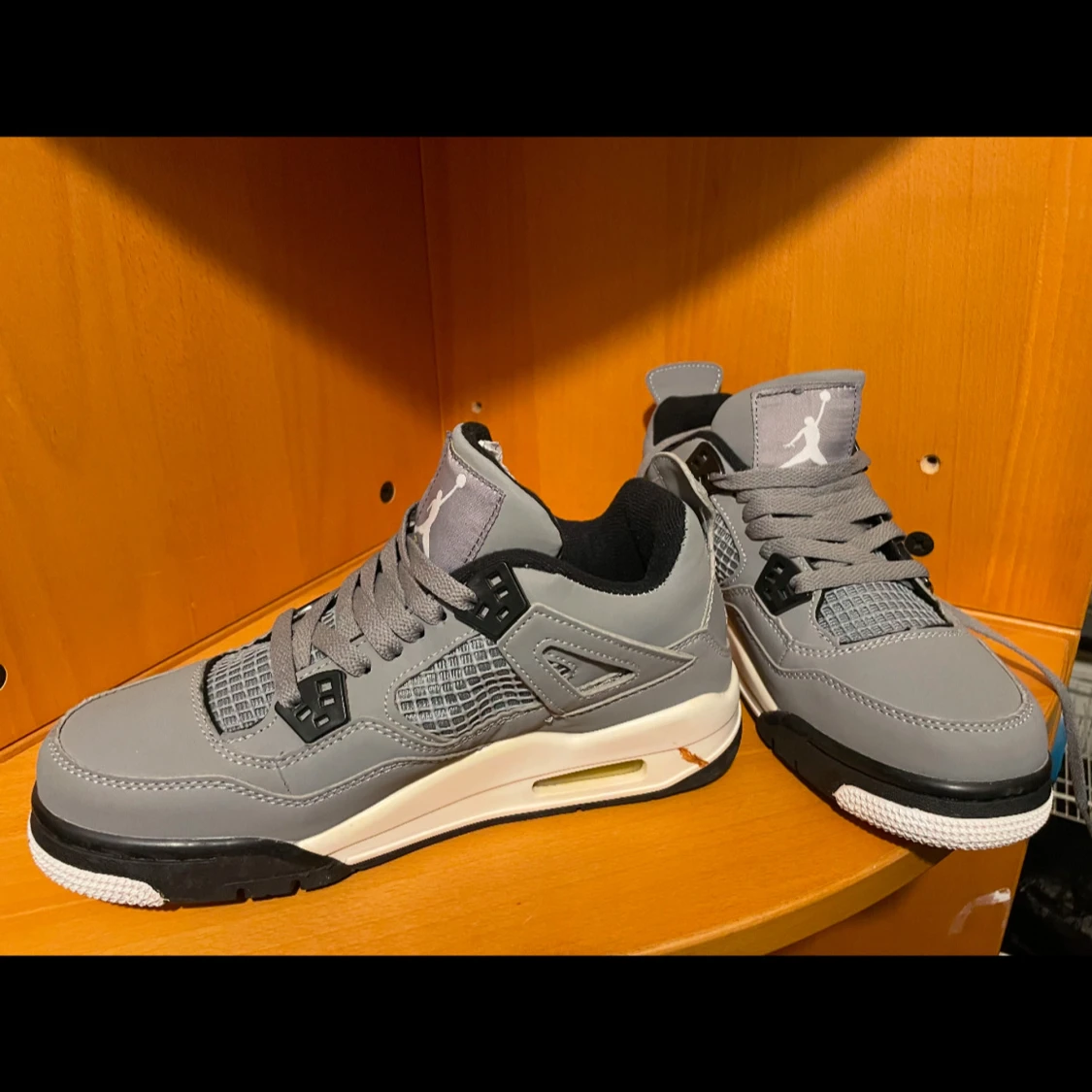 Nike Air Jordans i svart och grått - 1