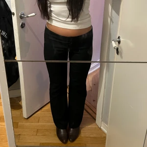 Lågmidjade kostymbyxor - Ett par low waist kostymbyxor köpta secondhand från märket New Look. Fint skick! Snygg utsvängd modell. Storlek 10, midjemått 39 cm!!