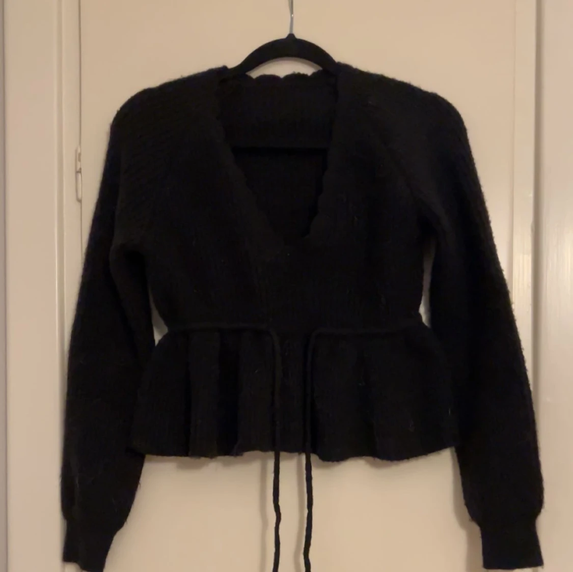 Svart stickad kofta med knytband