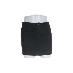 svart jeanskjol - svart jeanskjol i S, detaljer på baksidan och lågmidjade! priset kan diskuteras 