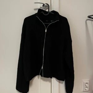 Stickad kofta - Stickad kofta från Lager157, storlek M, använd fåtal gånger så bra skick